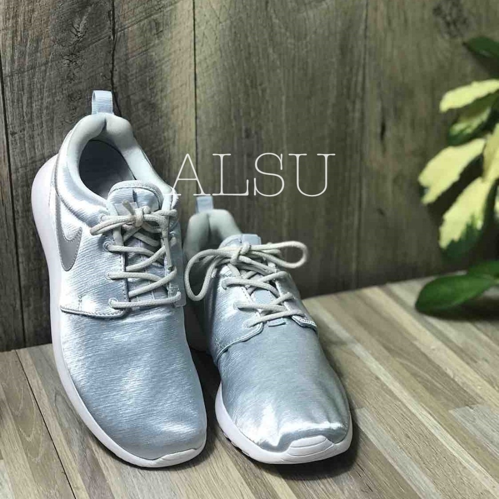 NWT Nike Roshe One PRM Pure Platinum W AUTHENTIC - Picture 4 of 7